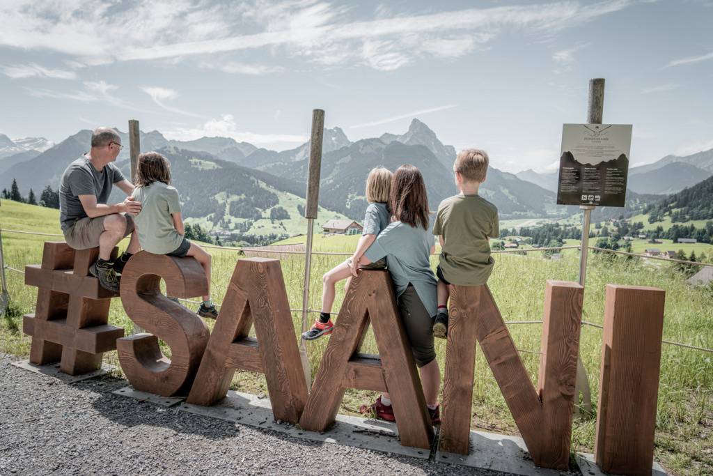 S'émerveiller ensemble et découvrir le monde: Vacances de randonnée à Gstaad en famille - Hotel Gstaaderhof