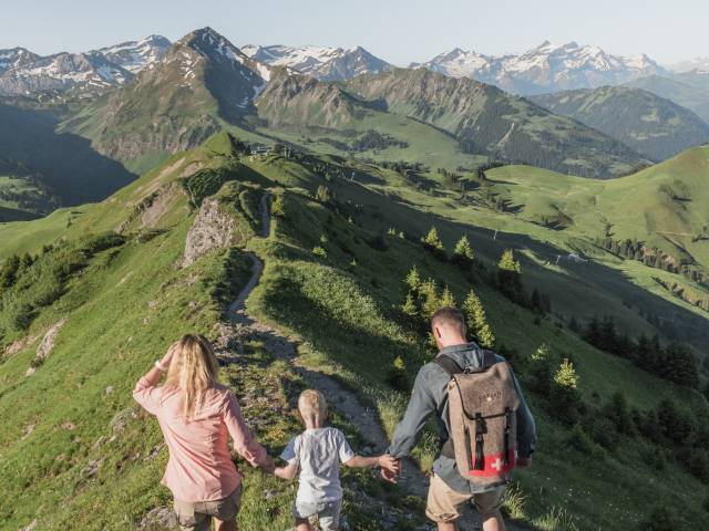 Familie beim Wandern durch die schweizer Berge