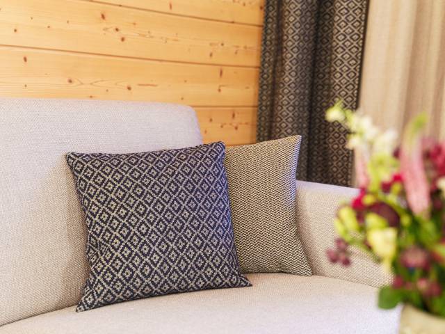 Kissen auf der Couch im Zimmer des Hotel Gstaaderhof in Gstaad