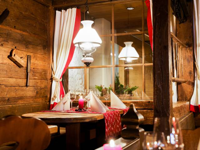 Gedeckter Tisch im Restaurant Saagi Stübli in Gstaad in der Schweiz