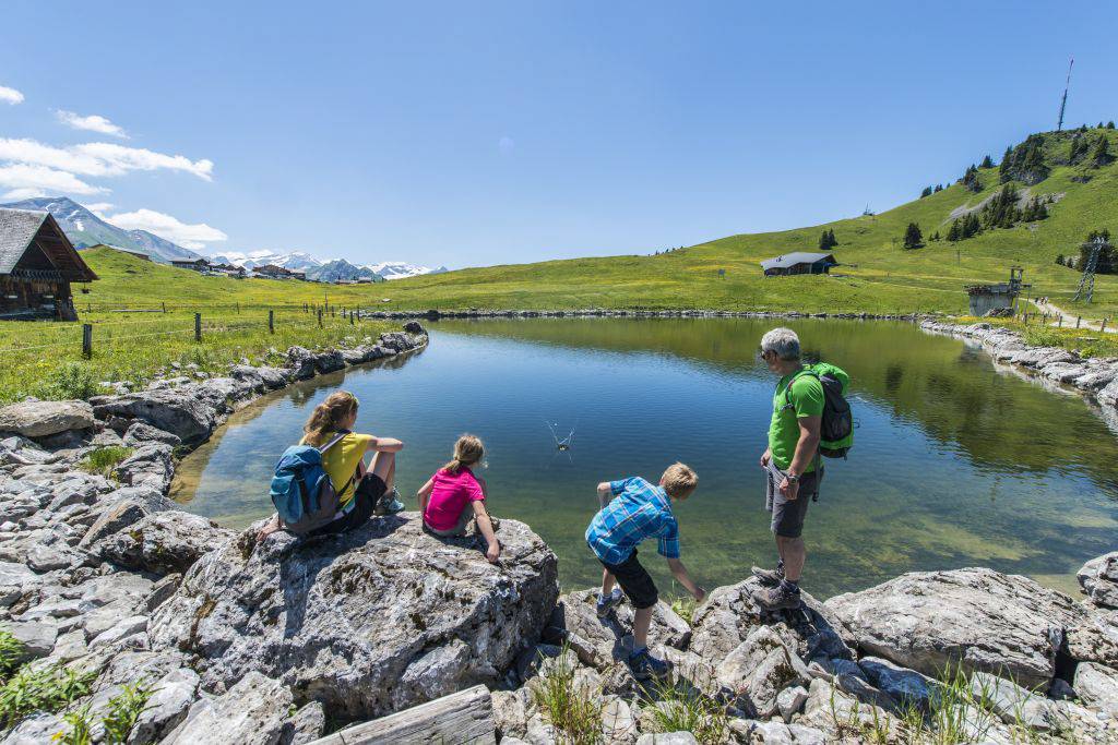 Familie spielt am Bergsee in Gstaad