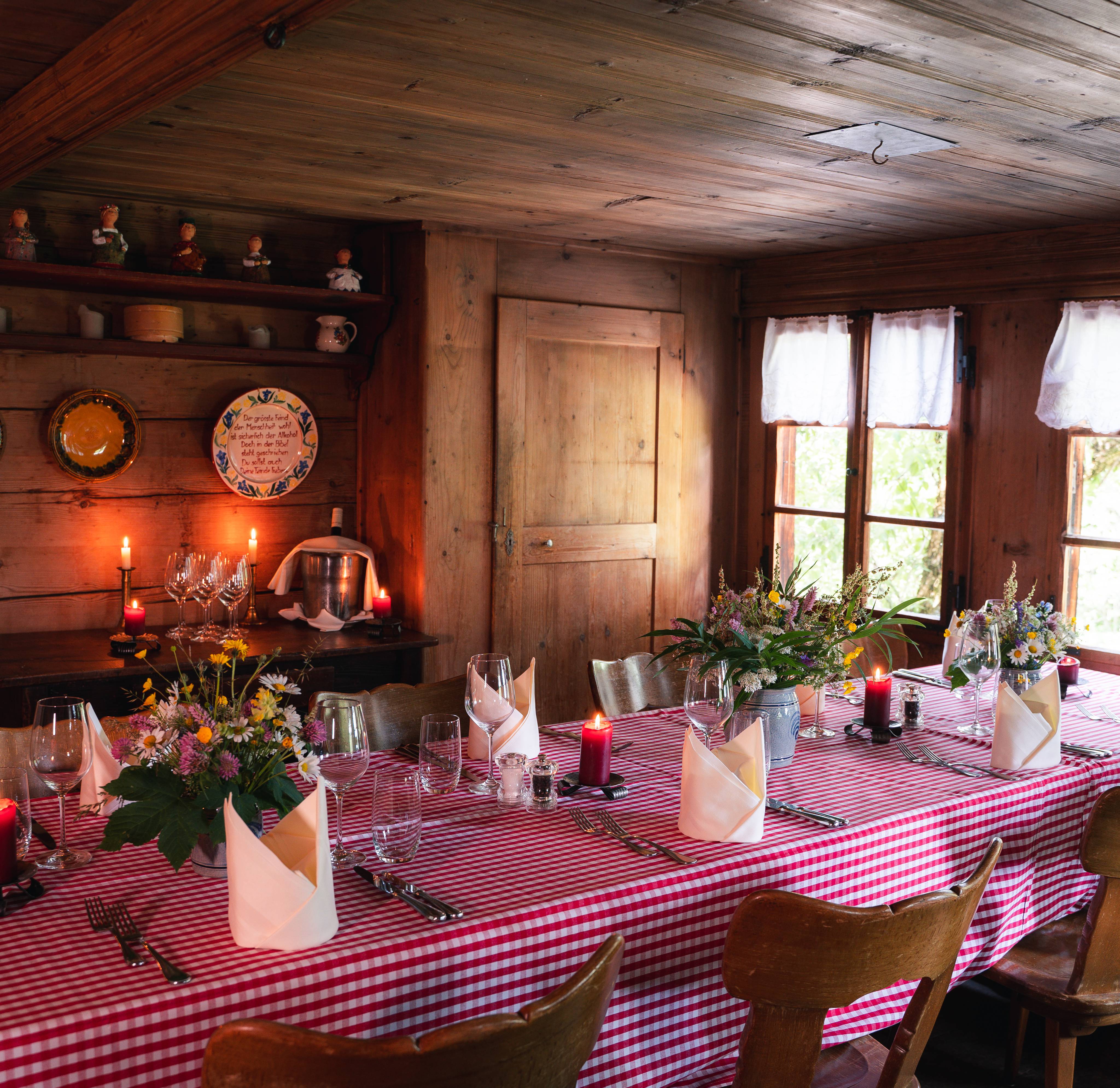 Flüemadhütte auf 1.300 m: Unsere Alphütte – Ihr Erlebnis - Hotel Gstaaderhof