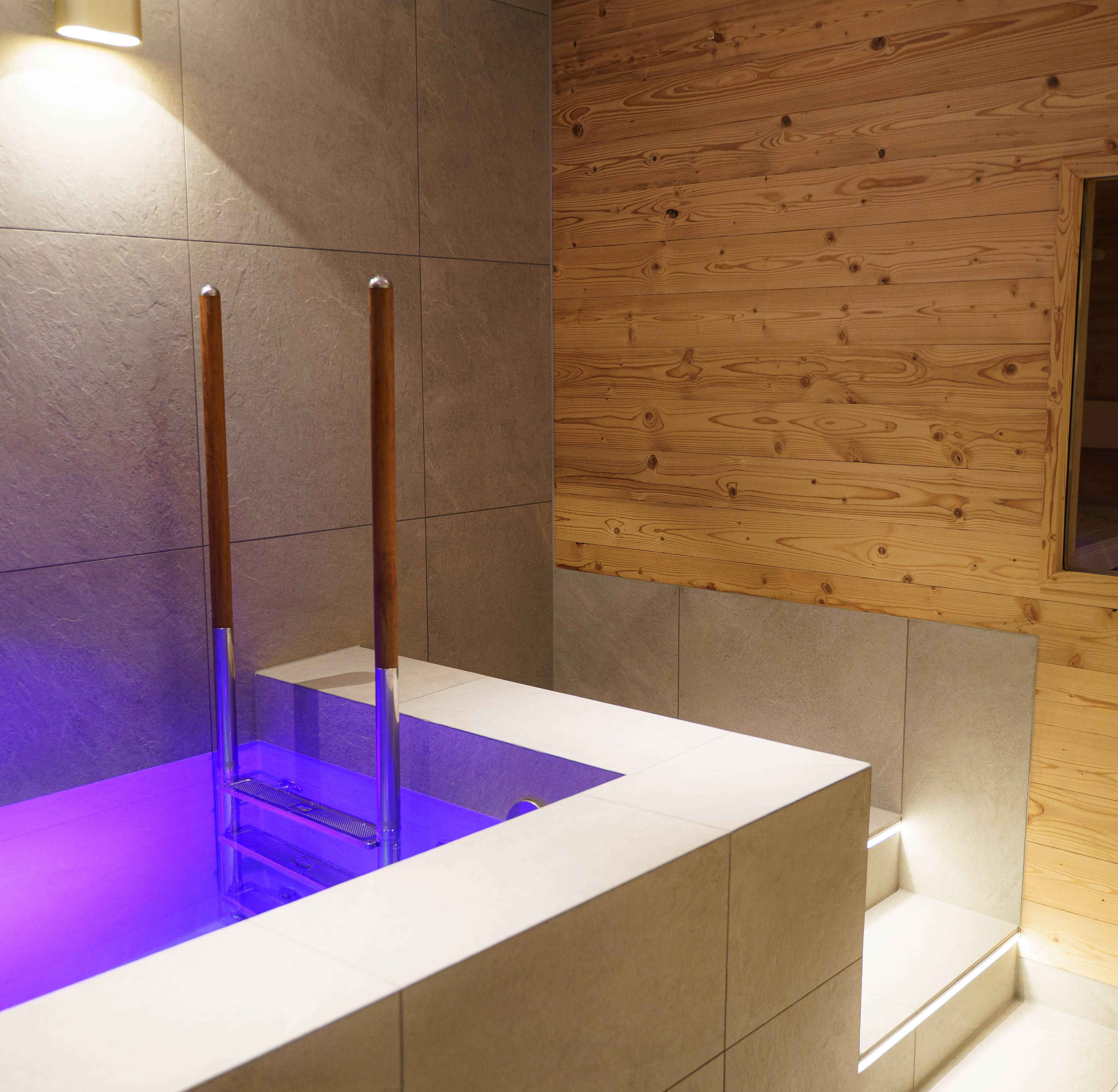 Die Kraft des Wassers: Kaltwasserbecken  - Hotel Gstaaderhof