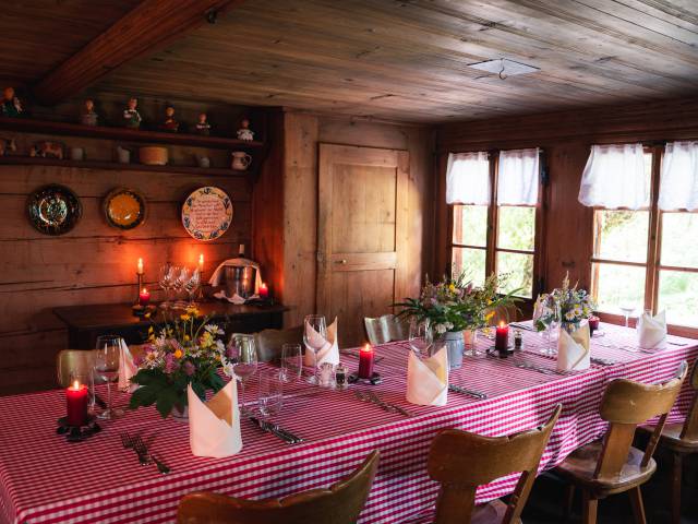Tisch im Stübli in der Flüemadhütte