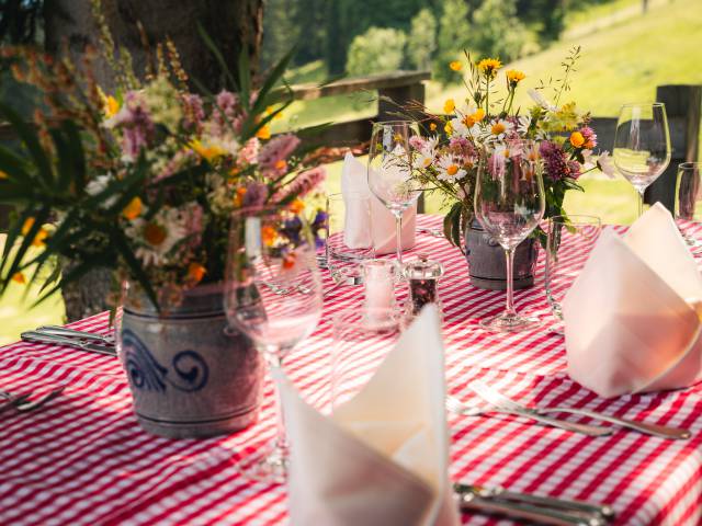 Tisch auf der Terasse, Flüemadhütte