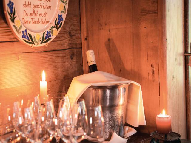 Apero im Stübli in der Flüemadhütte