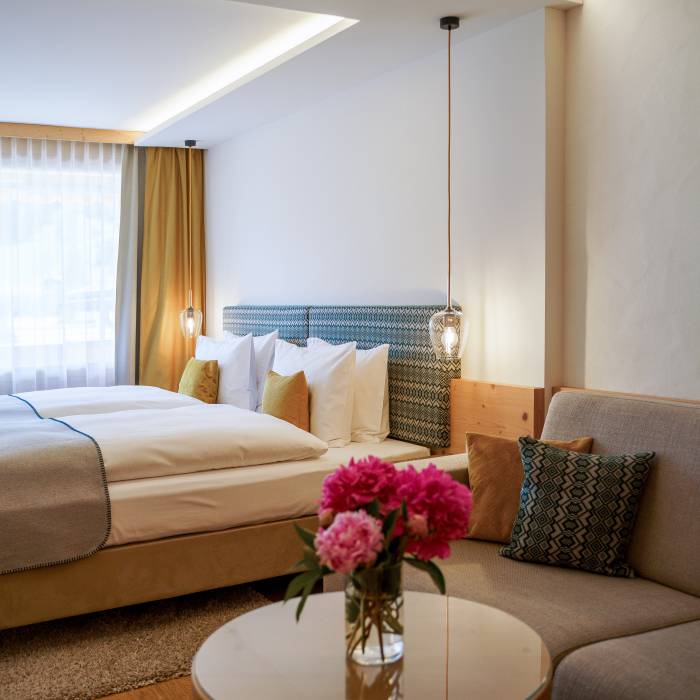 Doppelzimmer mit Couch im Hotel Gstaaderhof