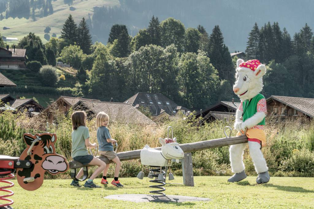 Kinder auf Spielplatz des Hotels Gstaaderhof in der Schweiz