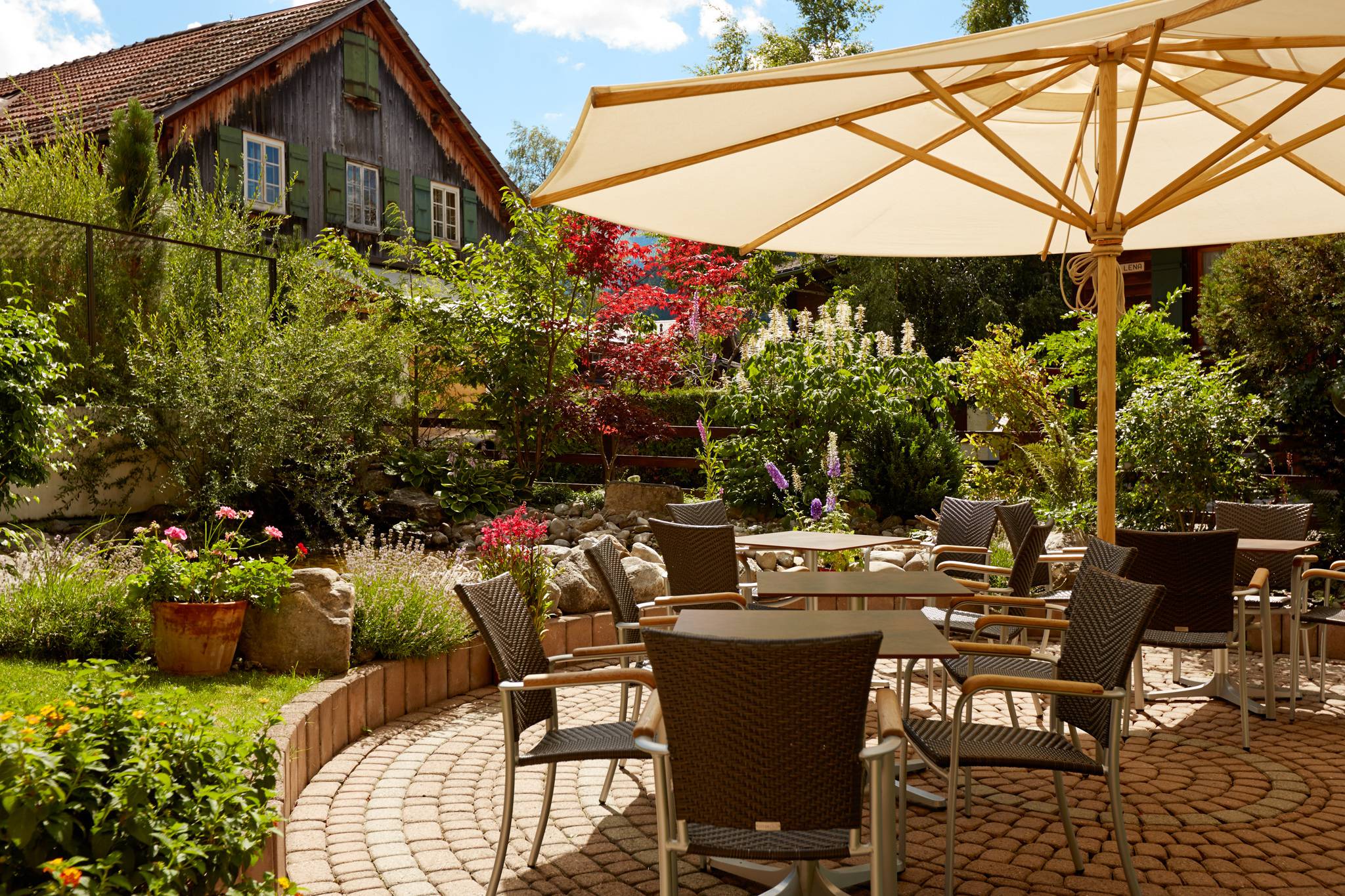 Sonnenterrasse des Hotel Gstaaderhof in der Schweiz