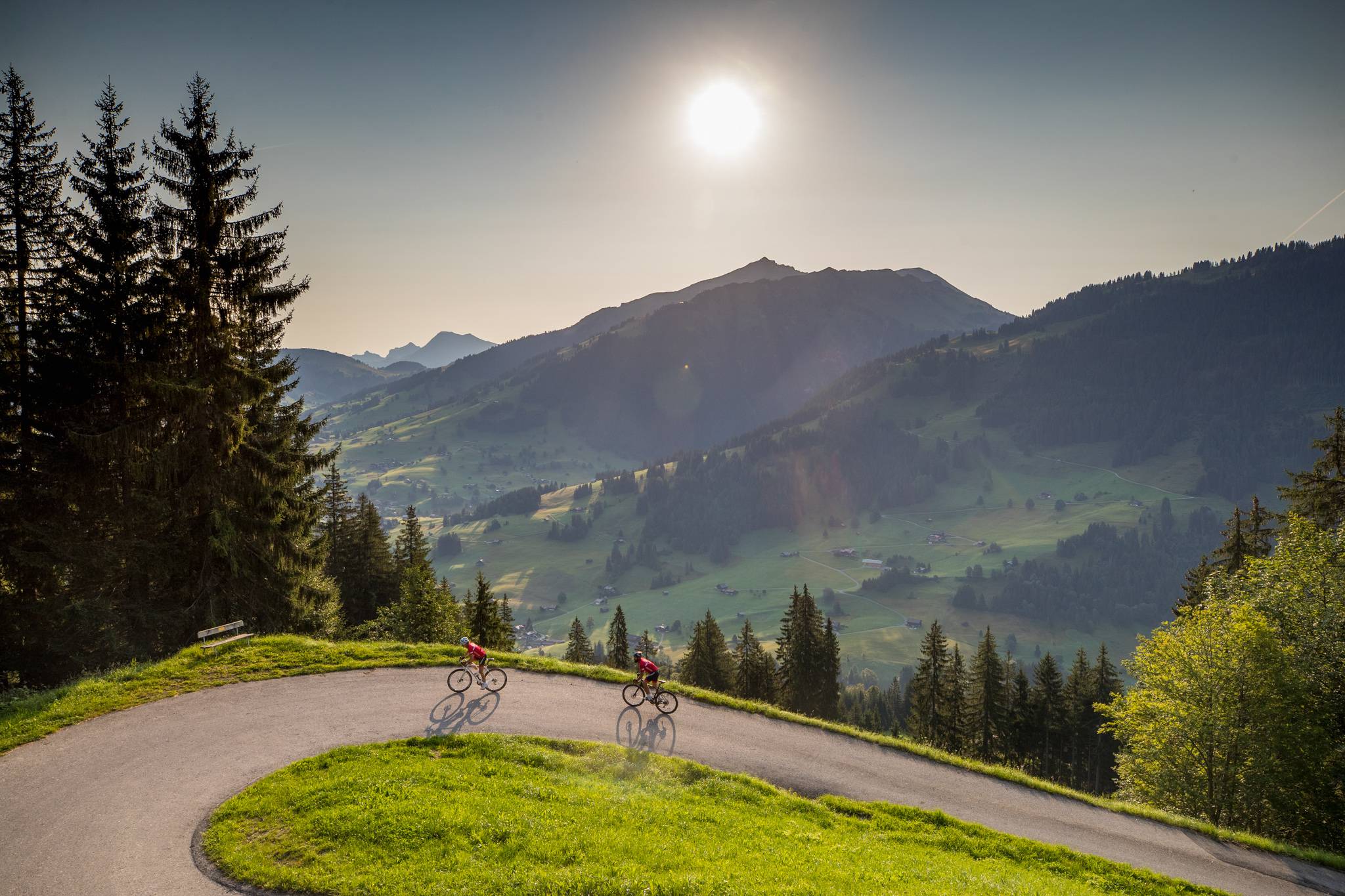 Biker beim Pass fahren in der Schweiz