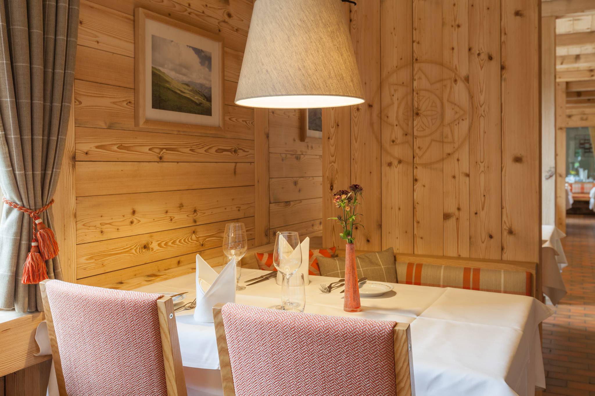 Tisch mit Eckbank im Restaurant Müli im Hotel Gstaaderhof in Gstaad