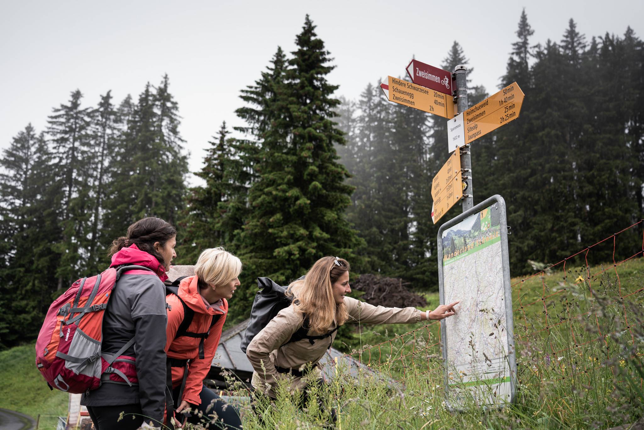 Frauen beim Wandern in Gstaad in der Schweiz