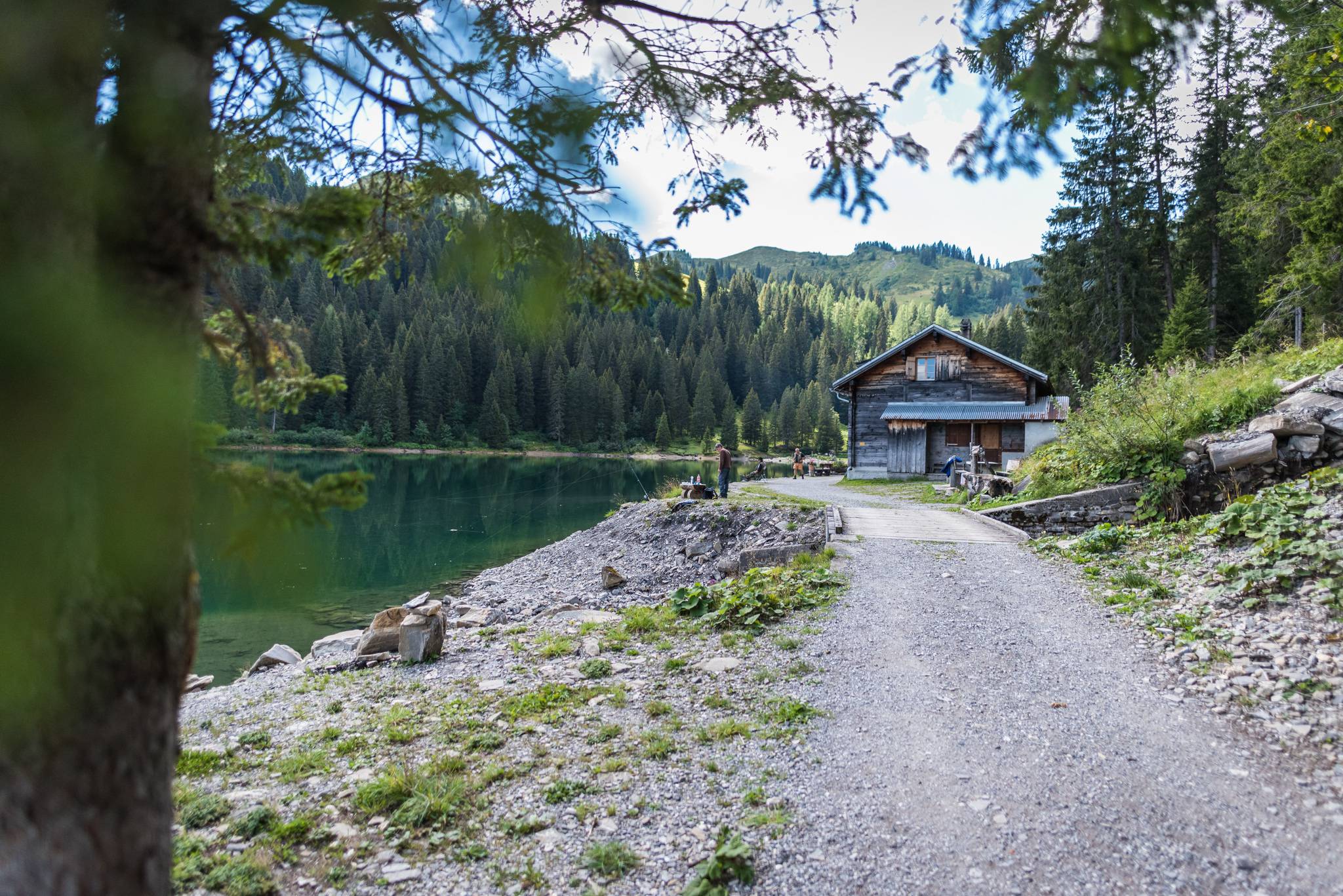 Hütte an schweizer Bergsee in Gstaad