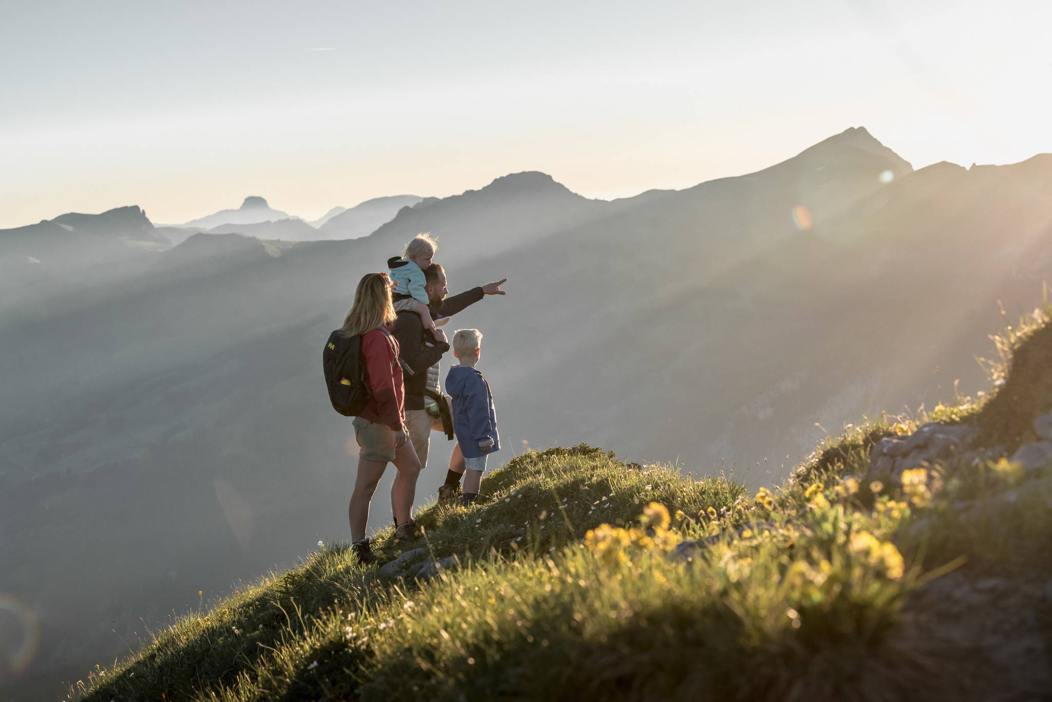 Familie beim Wandern in Gstaad in der Schweiz