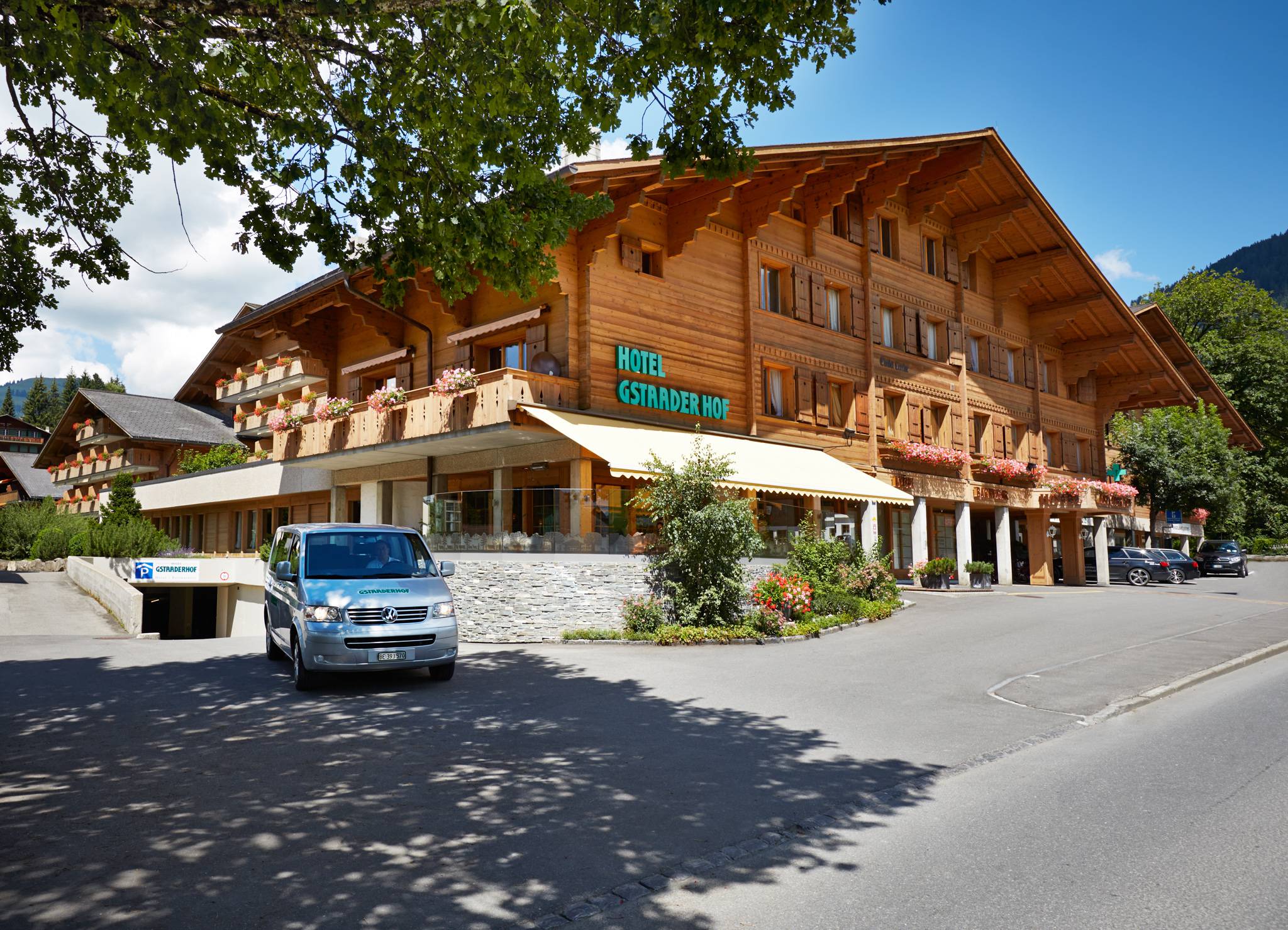 Außenansicht des Hotel Gstaaderhof in der Schweiz