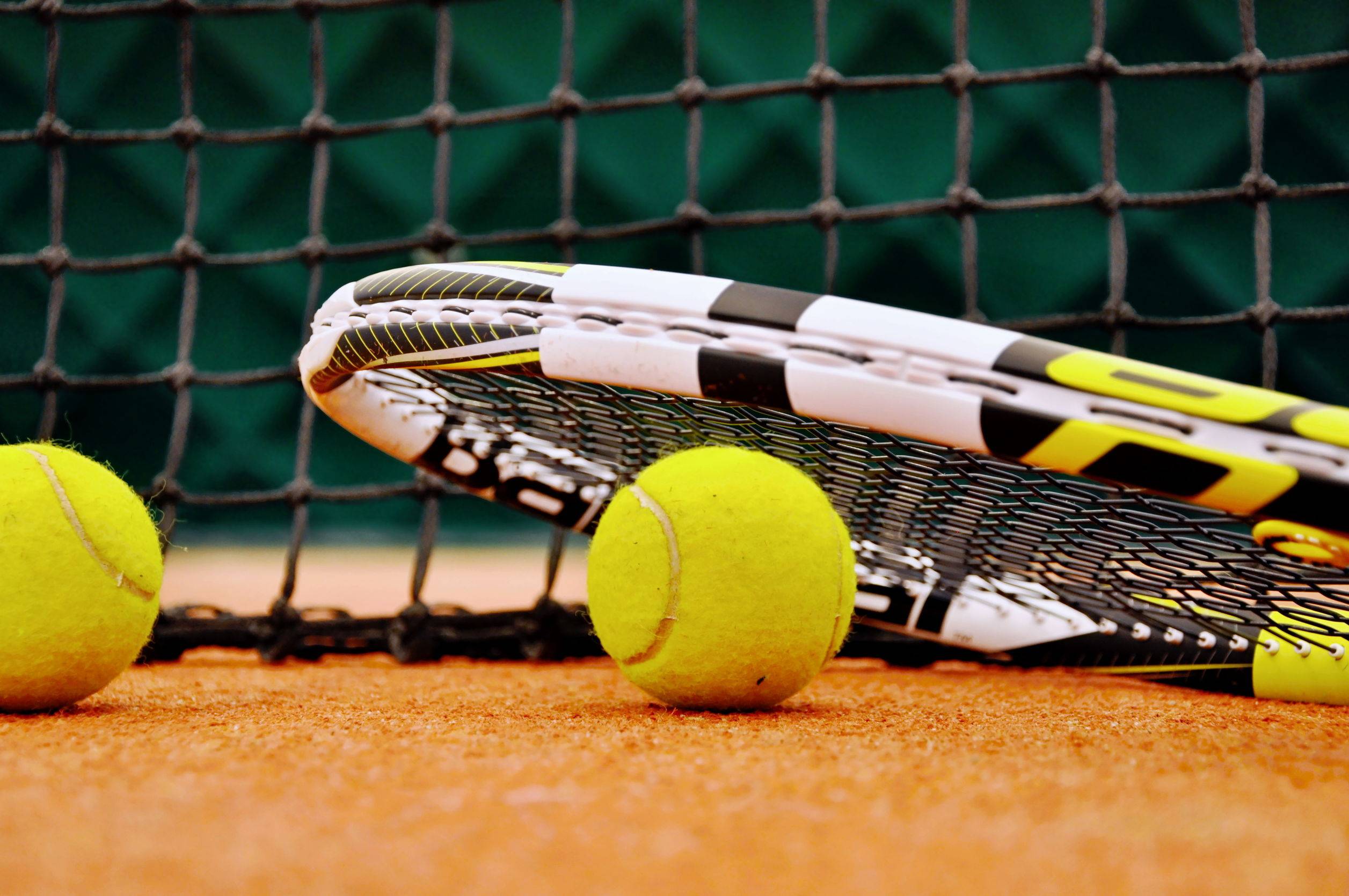 Tennisschläger und Tennisball auf Tennissplatz in Gstaad
