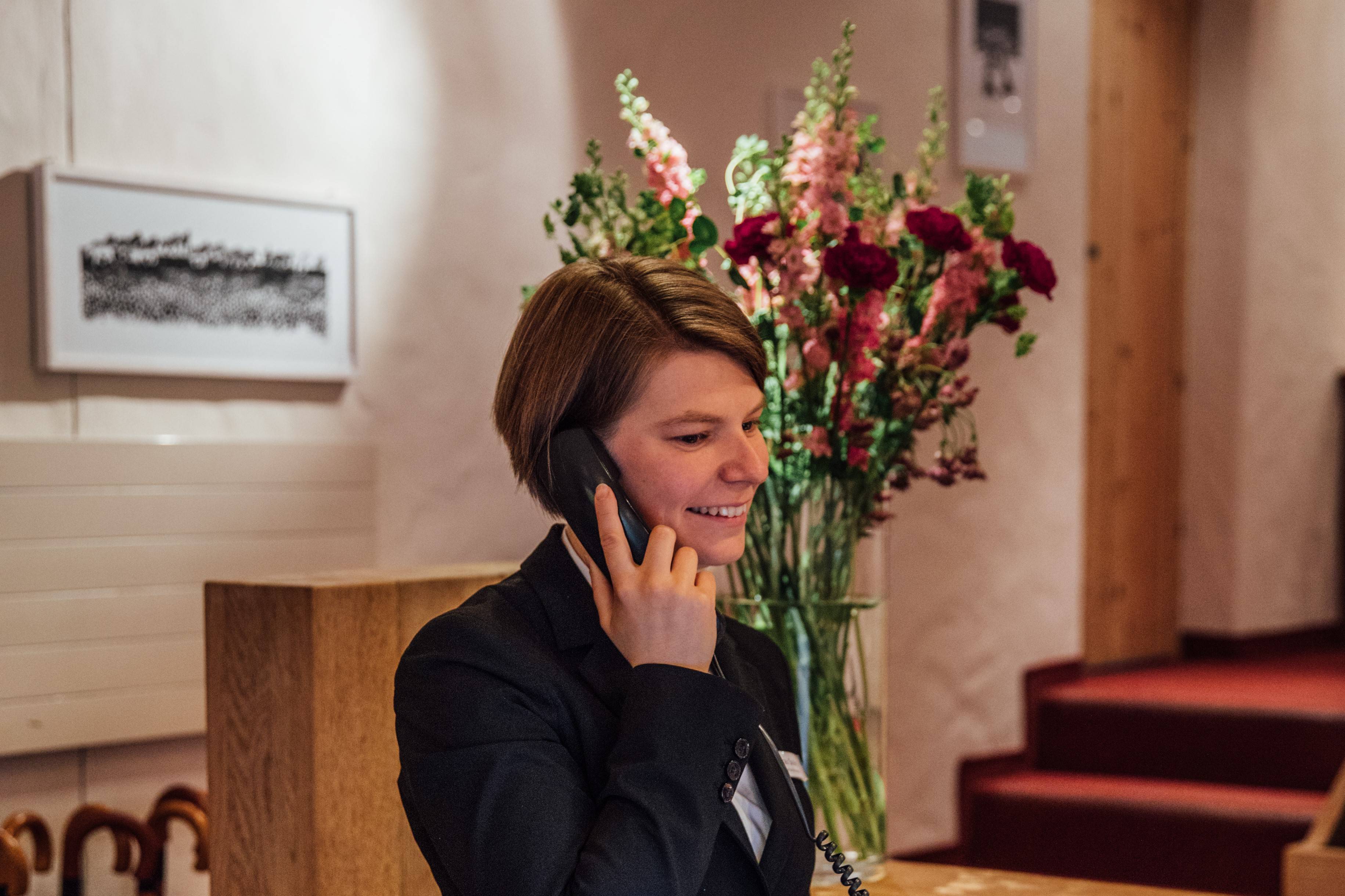 Frau an Rezeption im Hotel Gstaaderhof