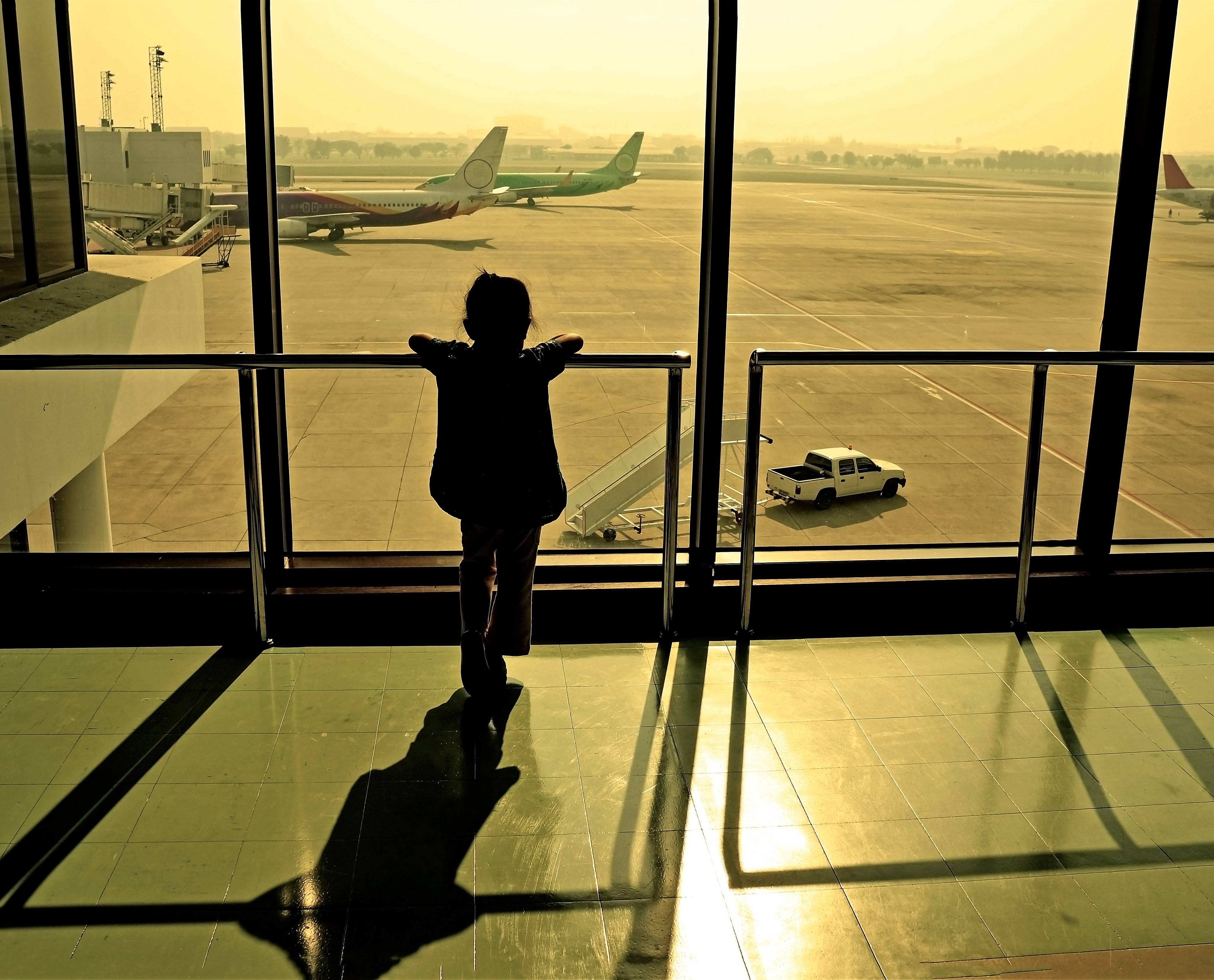 Kind am Flughafen