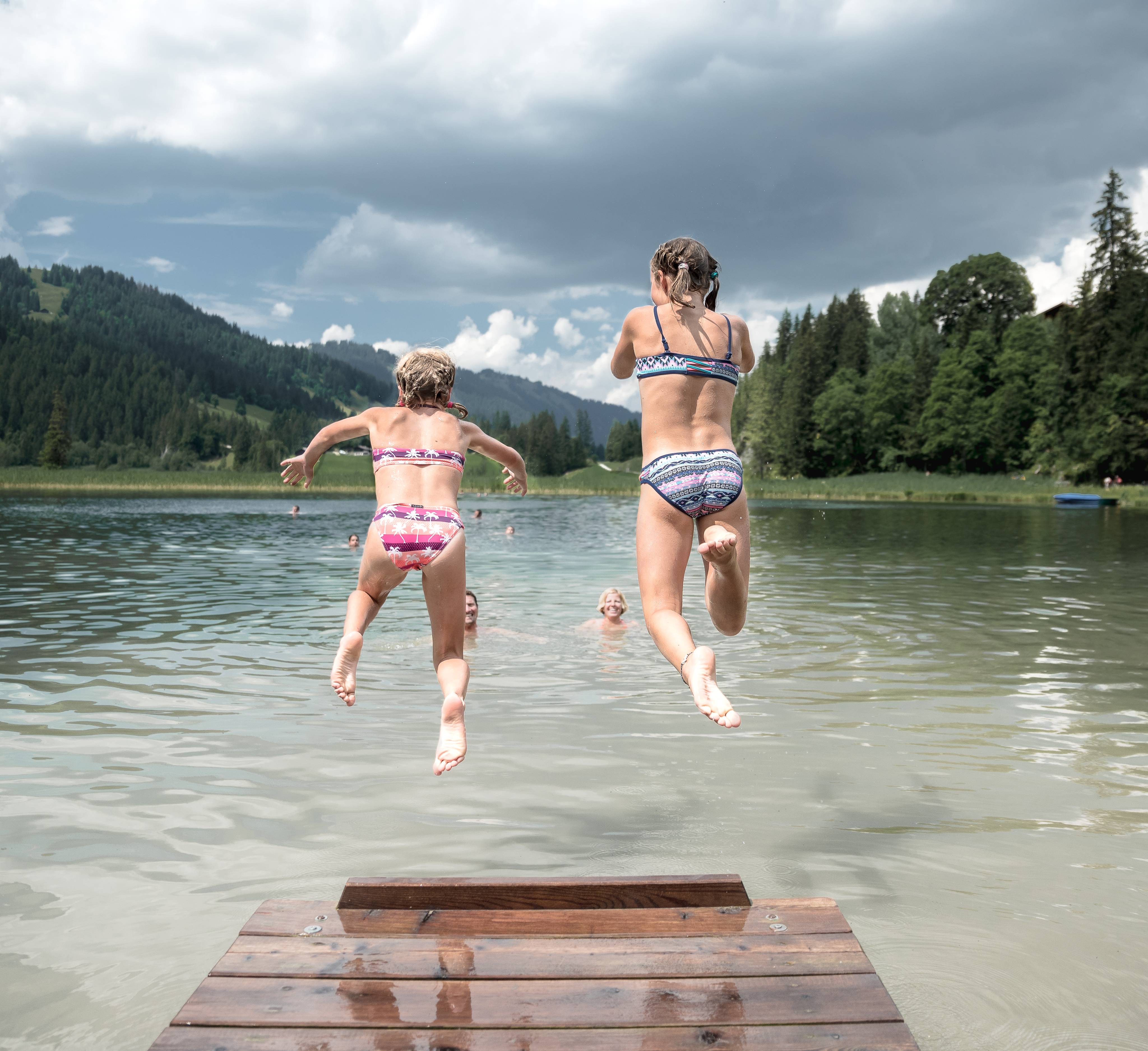 Kinder springen in den Lauensee