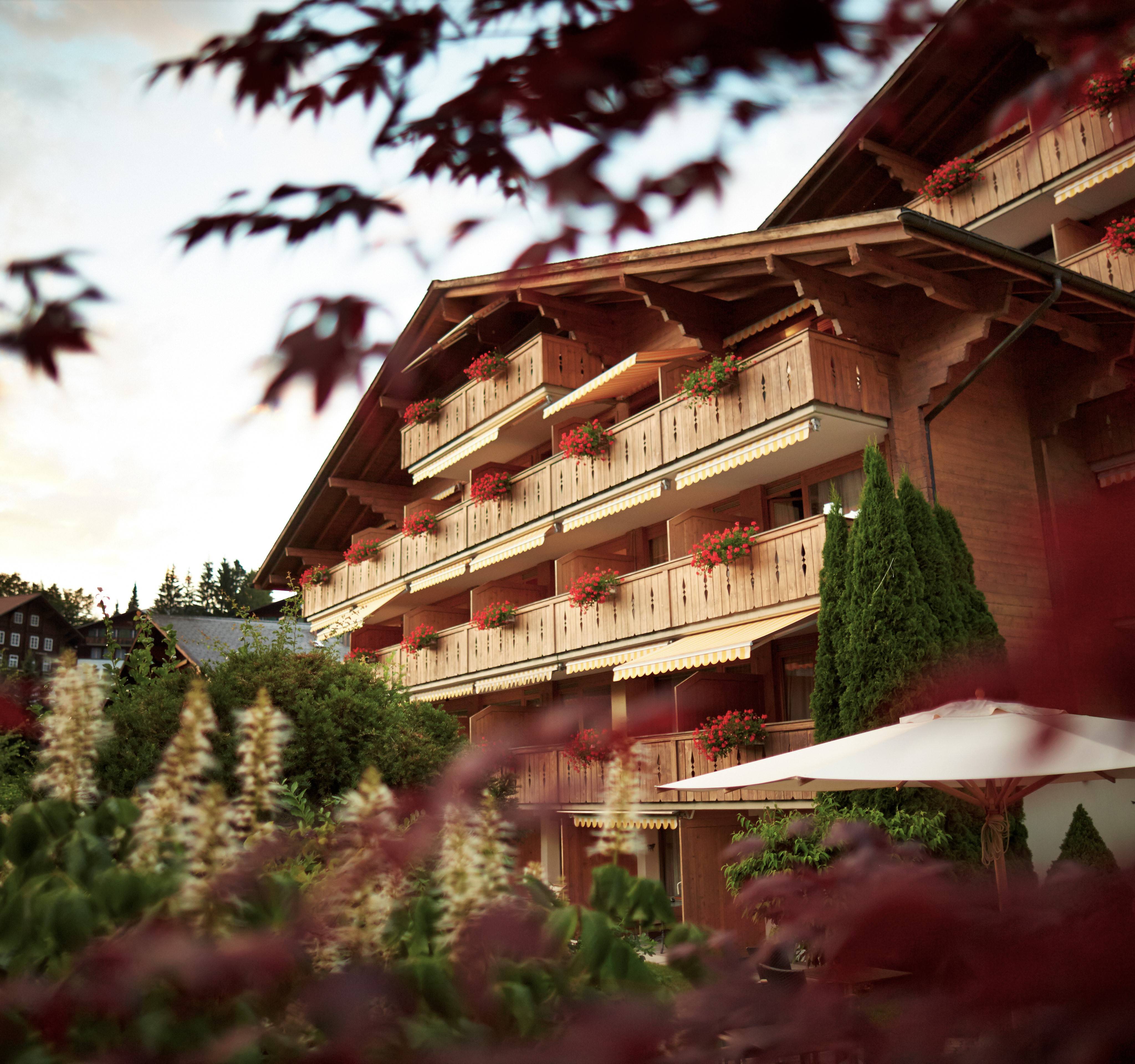Außenansicht des Hotel Gstaaderhof in Gstaad in der Schweiz