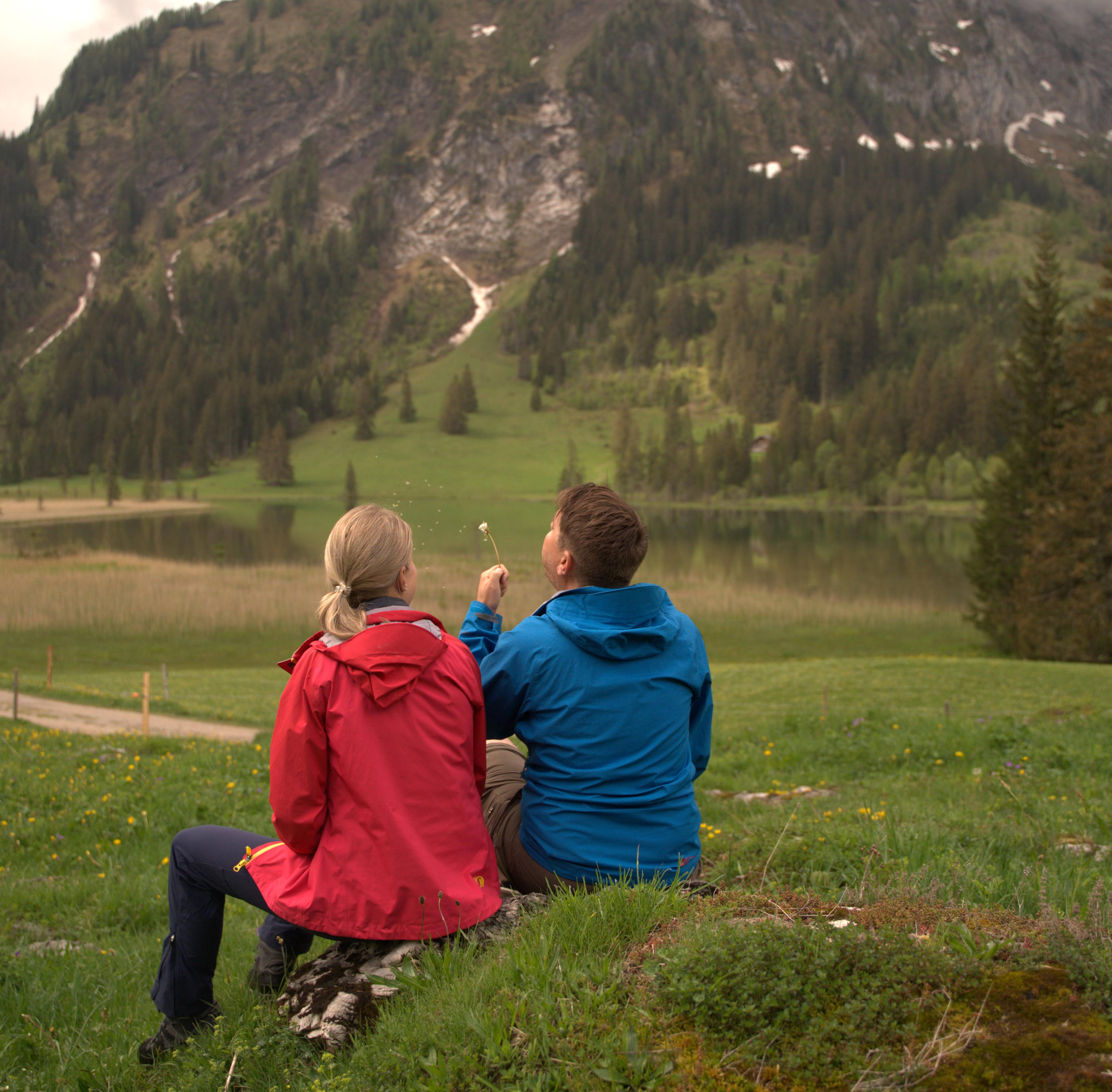 Paar beim Wandern durch die schweizer Berger