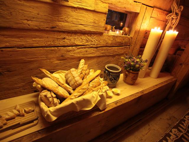 Brotkorb mit Baguette auf der Alphütte Flüemadhütte in Gstaad