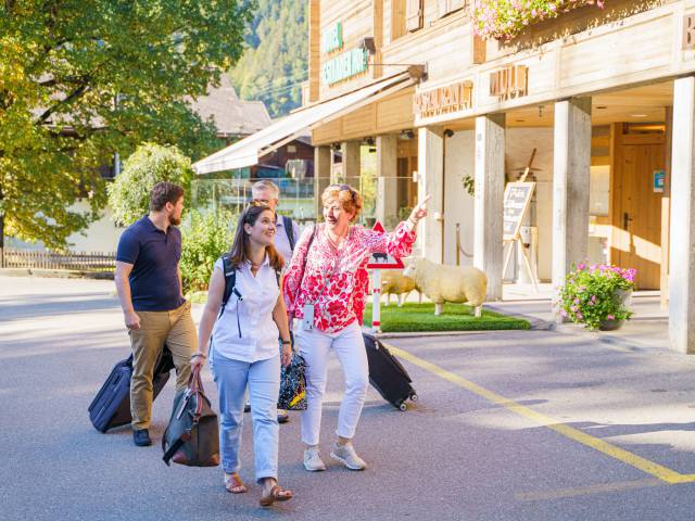 Gäste beim Anreisen im Hotel Gstaaderhof in Gstaad