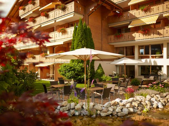 Terrasse und Garten des Hotel Gstaaderhof in der Schweiz