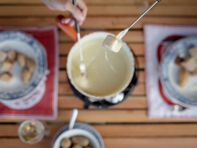 Schweizer Käse Fondue im Gstaaderhof in Gstaad