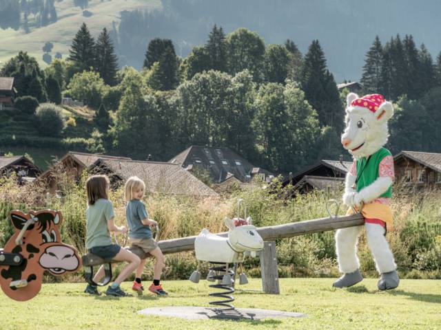 Kinder auf Spielplatz des Hotels Gstaaderhof in der Schweiz