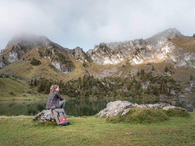 Frau beim Seebergsee in Gstaad in der Schweiz Wanderferien