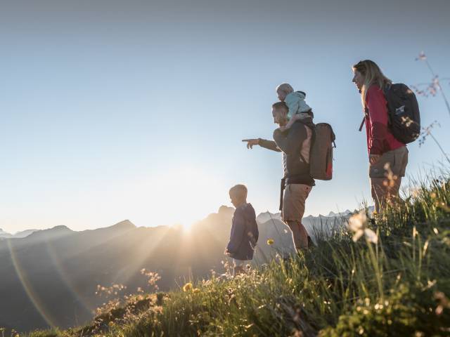 Familie beim Wandern in Gstaadt in der Schweiz