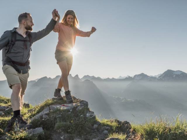 Frau und Mann beim Wandern in Gstaad