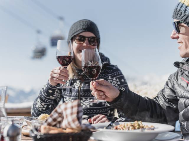 Paar auf Berghütte beim Essen in Gstaad