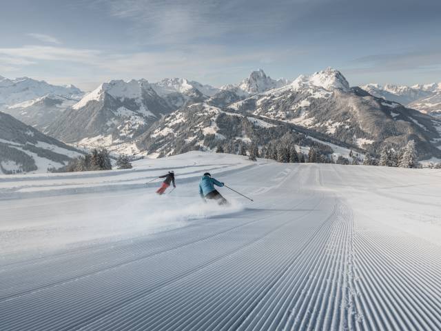 Skifahrer bei Skiabfahrt in Gstaad in der Schweiz