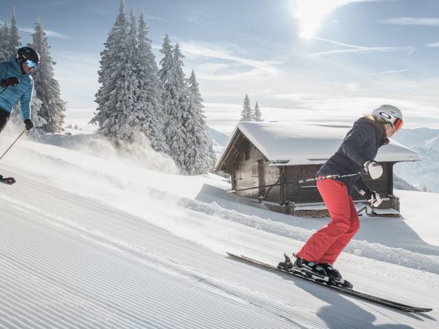 Skifahrer bei Abfahrt in Gstaad in der Schweiz