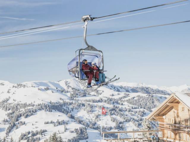 Skifahrer in Skilift in der Schweiz in Gstaad