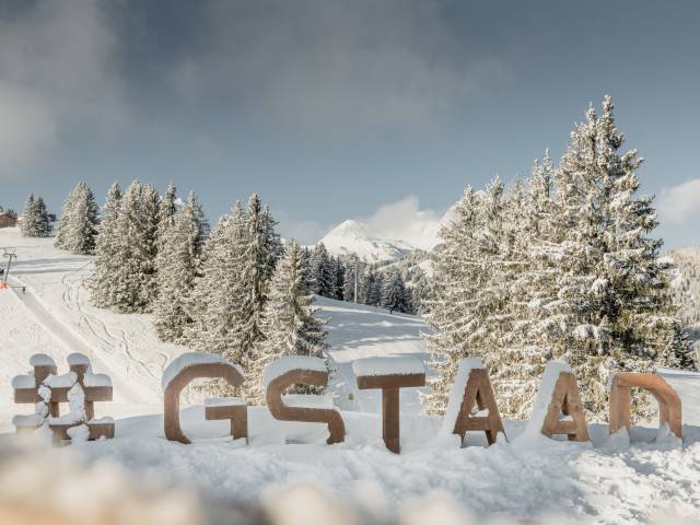 Holzbuchstaben Gstaad im Winter