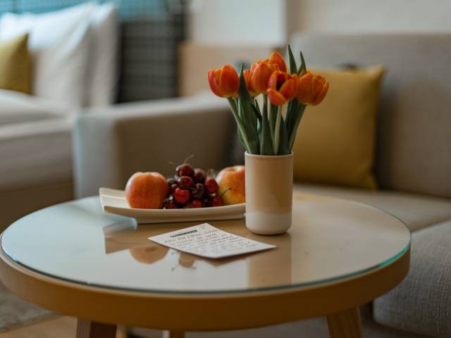 Blumen und frisches Obst im Doppelzimmer des Hotel Gstaaderhof