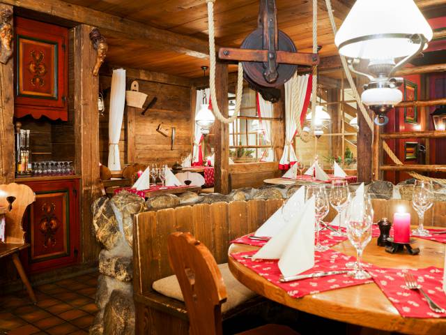 Gedeckte Tische im Restaurant Saagi Stübli in Gstaad in der Schweiz