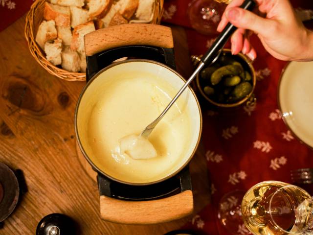 Schweizer Käse Fondue im Saagi Stübli in Gstaad