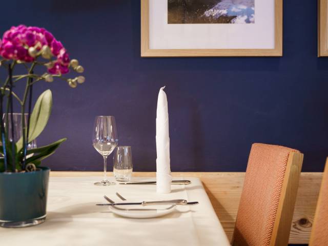 Gedeckter Tisch im Restaurant Müli im Hotel Gstaaderhof in Gstaad