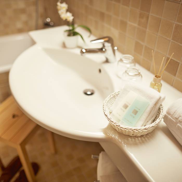 Waschbecken und Seife im Badezimmer des Hotel Gstaaderhof