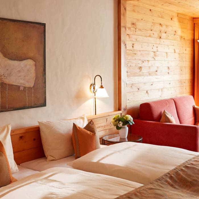 Doppelzimmer mit Couch im Hotel Gstaaderhof