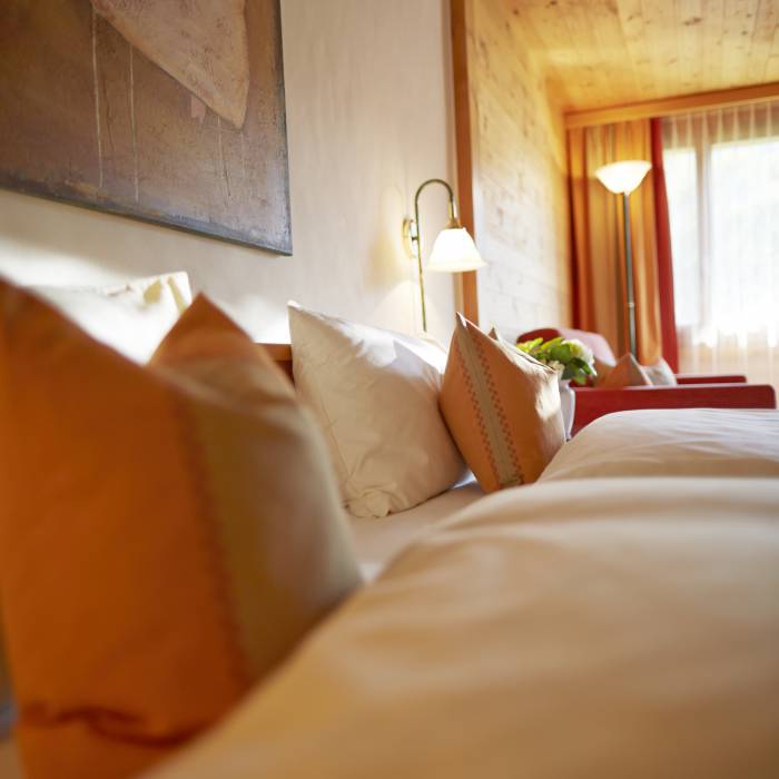 Gemachtes Bett im Doppelzimmer des Hotel Gstaaderhof