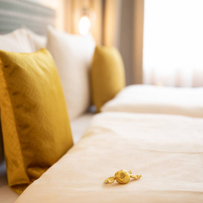 Betthupferl auf Bett im Hotel Gstaaderhof