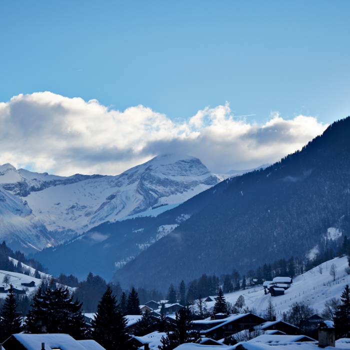 Schweizer Berge mit Schnee bedeckt in Gstaad