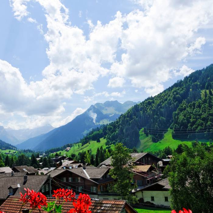 Panoramablick über die schweizer Berge in Gstaad