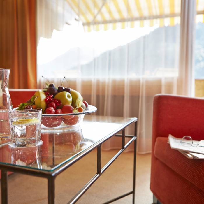 Frisches Obst und Wasser im Doppelzimmer des Hotel Gstaaderhof