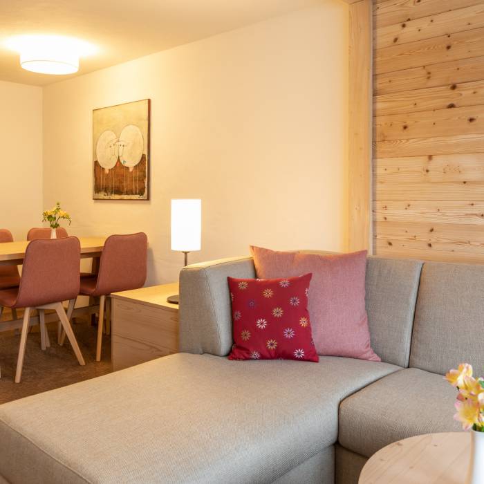 Juniorsuite mit Couch und Tisch im Hotel Gstaaderhof in der Schweiz